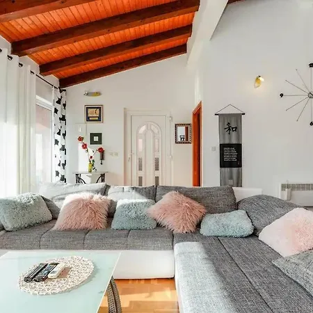 Apartment Kiara-sunny And Vacant Near The Center *